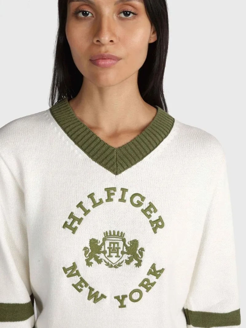 saco-blanco-varsity-en-cuello-v-para-mujer