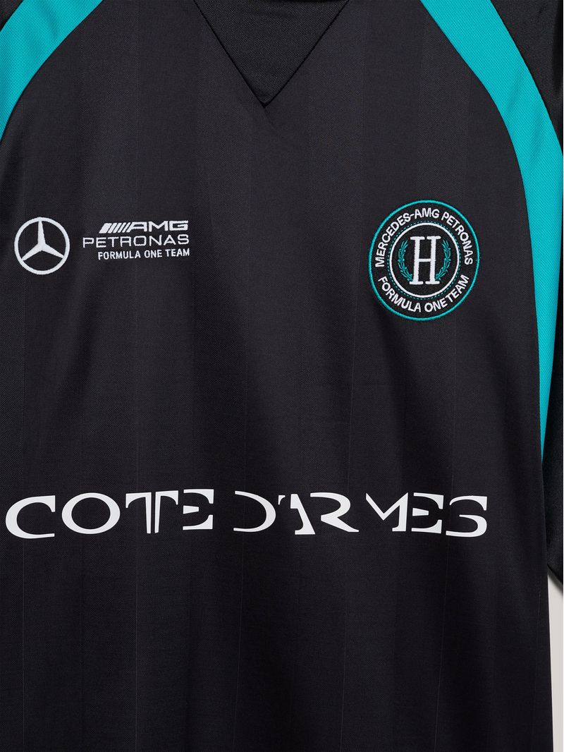 camiseta-negra-de-futbol-tommy-x-mercedes-f1-x-cr-george-russell