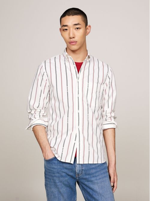 Camisa blanca de corte regular con diseño de rayas