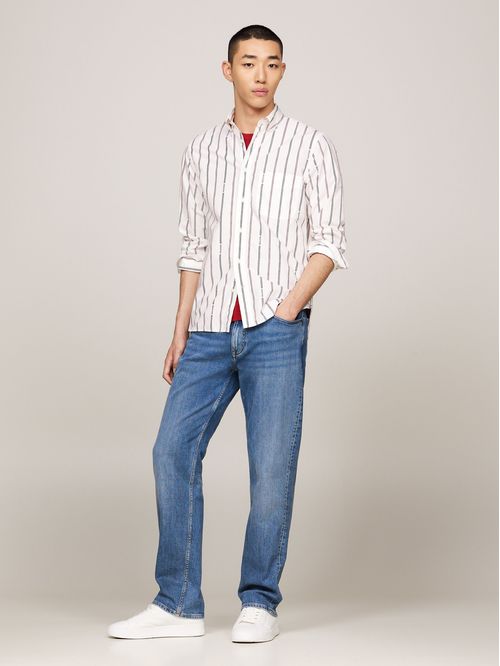 Camisa blanca de corte regular con diseño de rayas