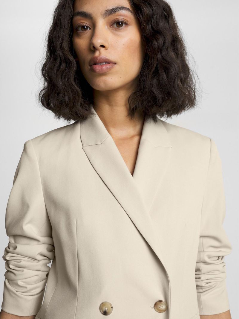 blazer-beige-con-bolsillos-para-mujer