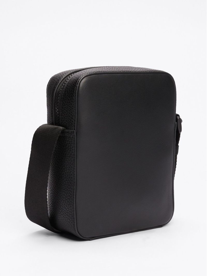 bolso-negro-reporter-mezcla-texturas