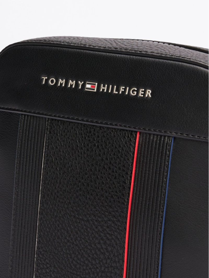 bolso-negro-reporter-mezcla-texturas