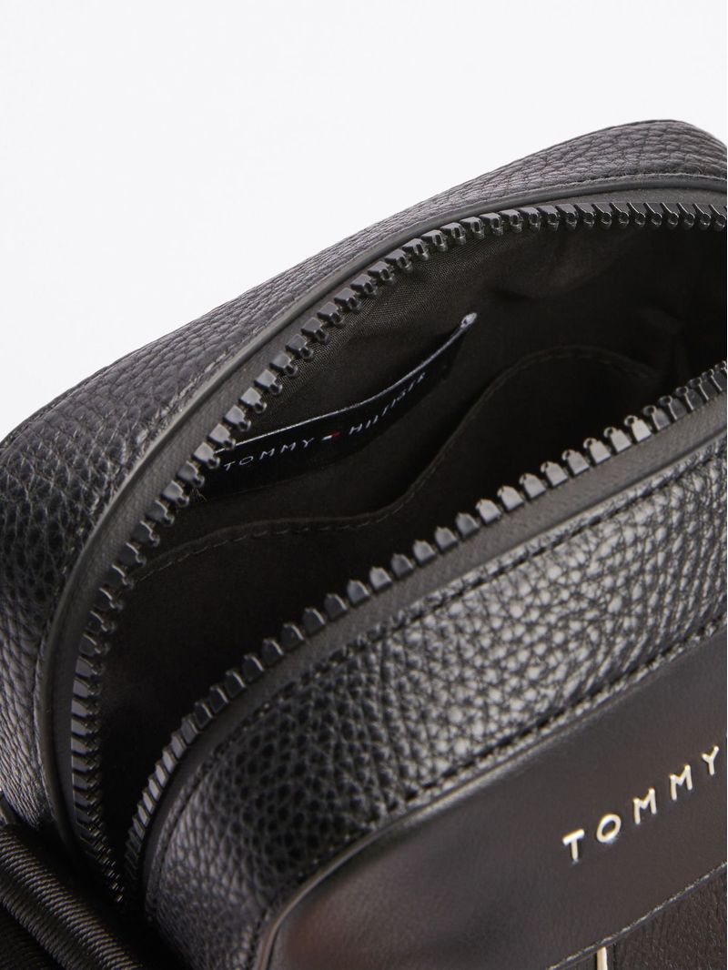 bolso-negro-reporter-mezcla-texturas