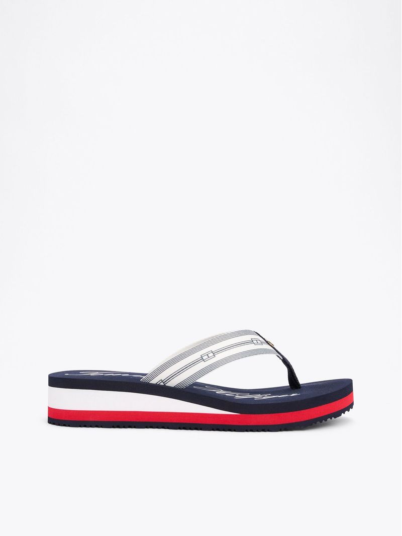 sandalias-negro-logo-distintivo