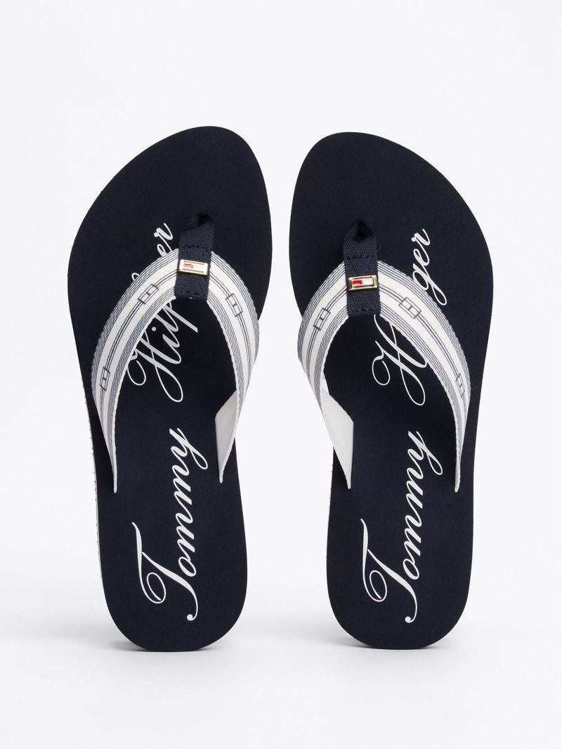 sandalias-negro-logo-distintivo