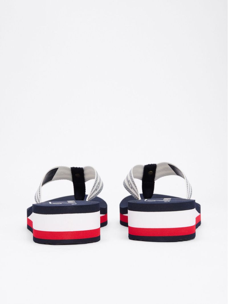 sandalias-negro-logo-distintivo