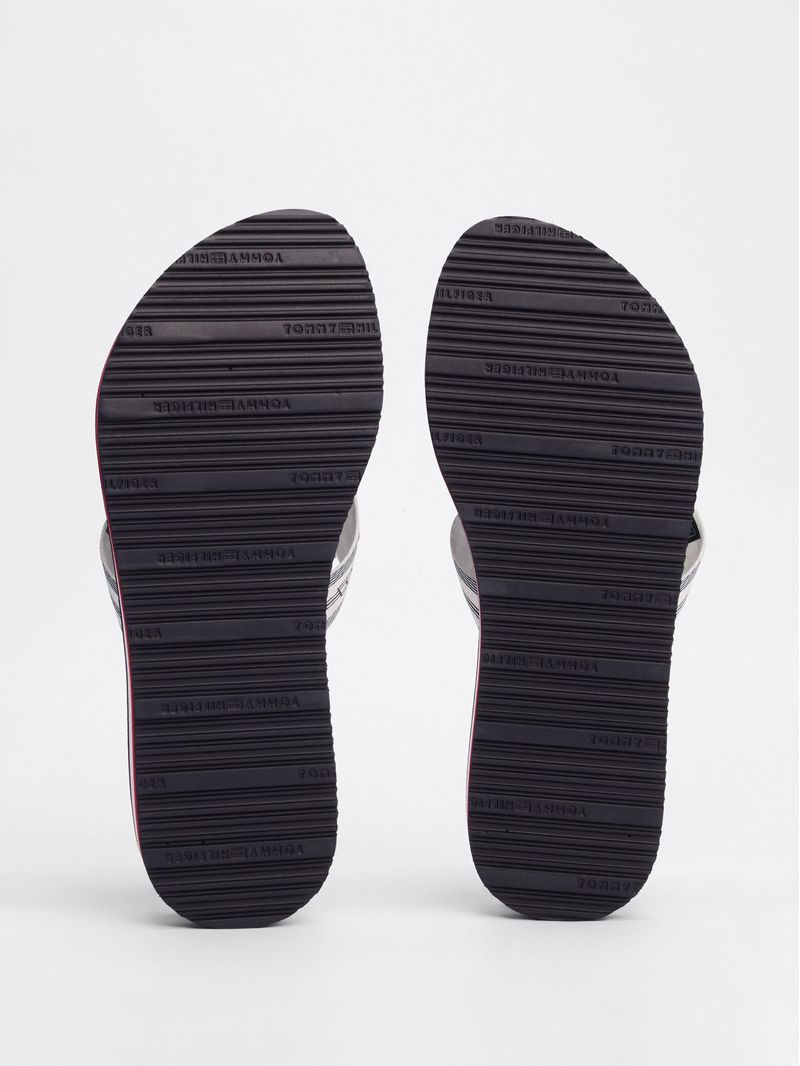 sandalias-negro-logo-distintivo