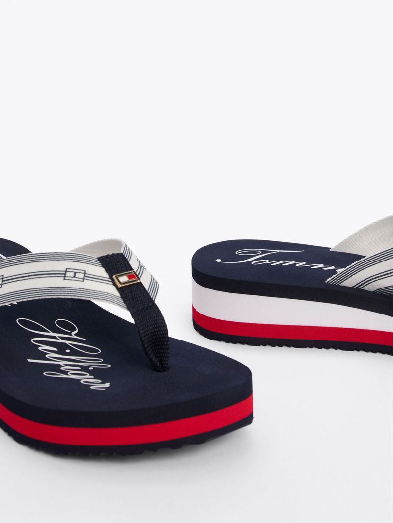 sandalias-negro-logo-distintivo