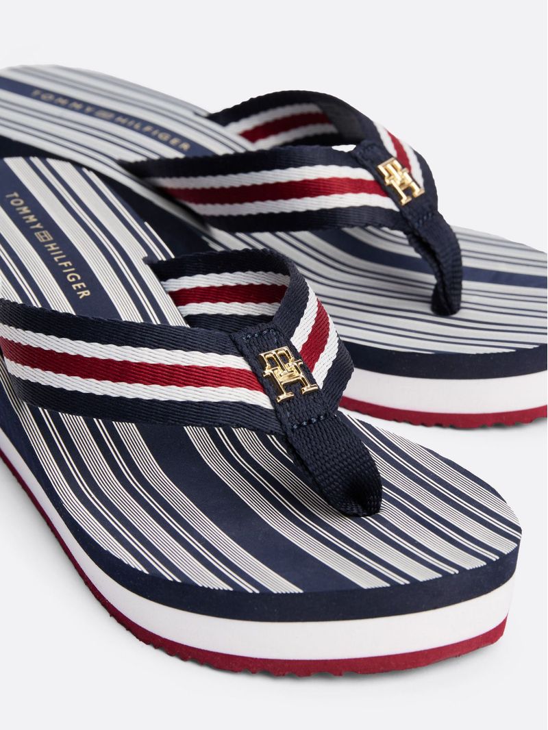 sandalias-negro-plataforma-tiras-distintivas