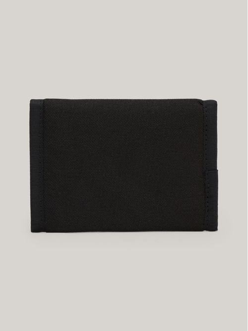 Billetera negra plegable en tres partes con parche