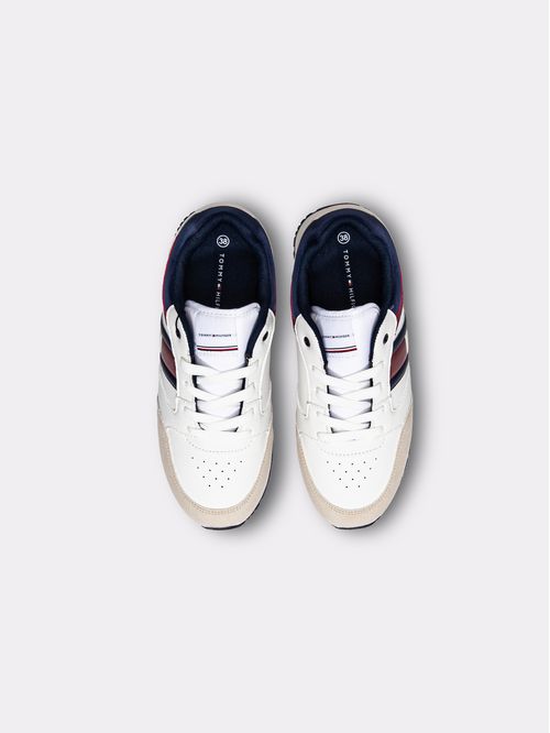 Tenis multicolor de corte bajo con cordones