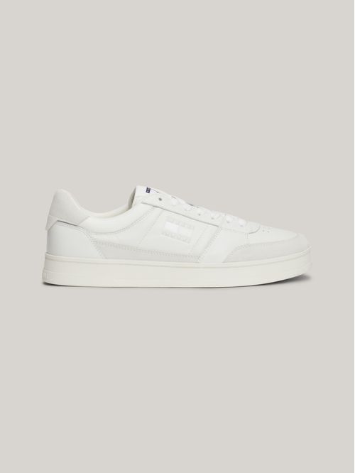 Tenis blanco de cuero con logo tonal