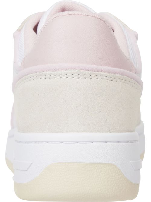 Tenis blanco de baloncesto con texturas mixtas