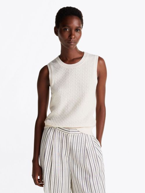 Chaleco blanco de punto con corte slim