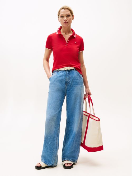 Polo rojo de corte slim con logo a contraste