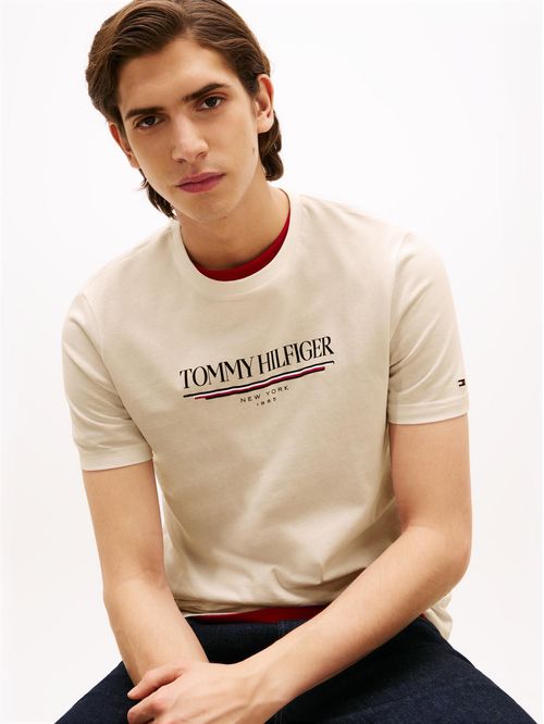 Camiseta beige de cuello redondo con logo