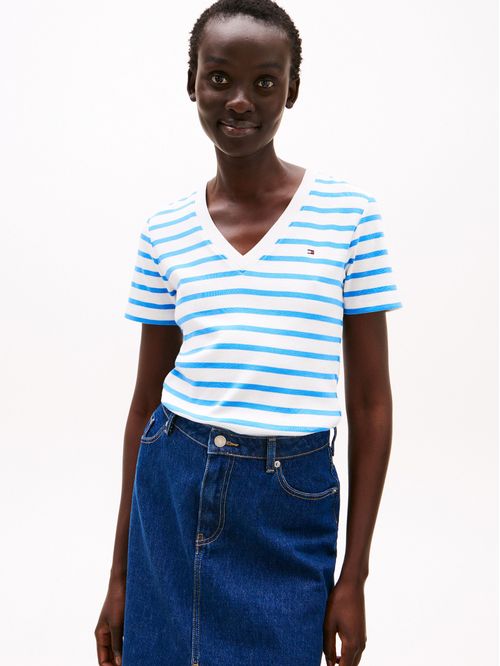 Camiseta azul de rayas con cuello en V