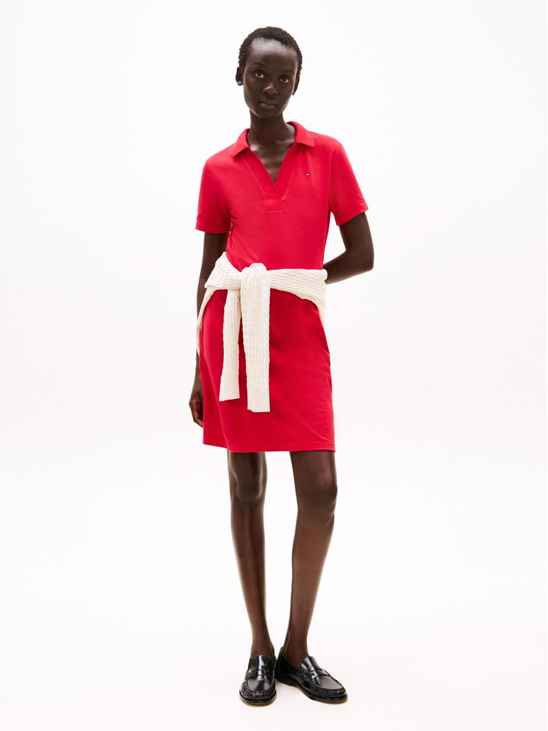 Vestido rojo tipo polo con cuello en V abierto