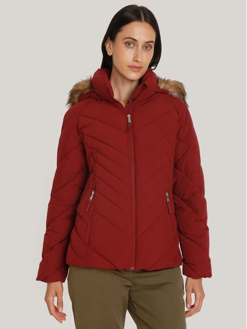 Chaqueta roja acolchada con capota