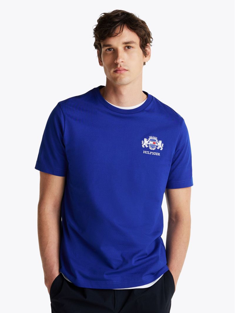 Camiseta azul con logo bordado