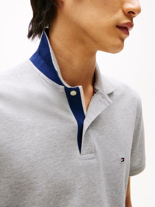 Polo gris de corte regular con tapeta y cuello a contraste