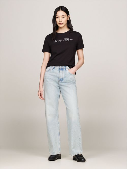 Camiseta negra de corte regular con logo script