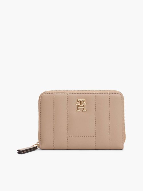 Billetera beige acolchada con cremallera y logo