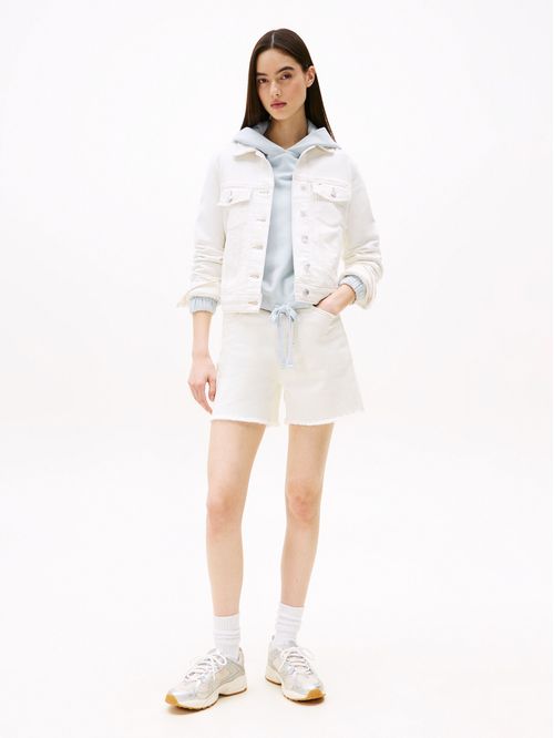 Bermuda blanca denim de corte regular con bajo sin rematar