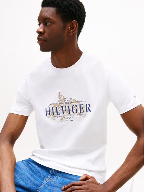 Camiseta verde de cuello redondo con logo tropical