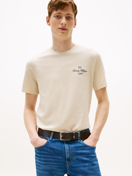 Camiseta gris con logo NYC y logo delineado