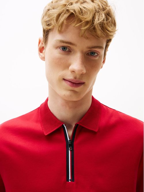 Polo rojo de corte regular con cierre de cremallera