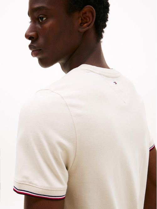 Camiseta beige de corte slim con mangas ribeteadas