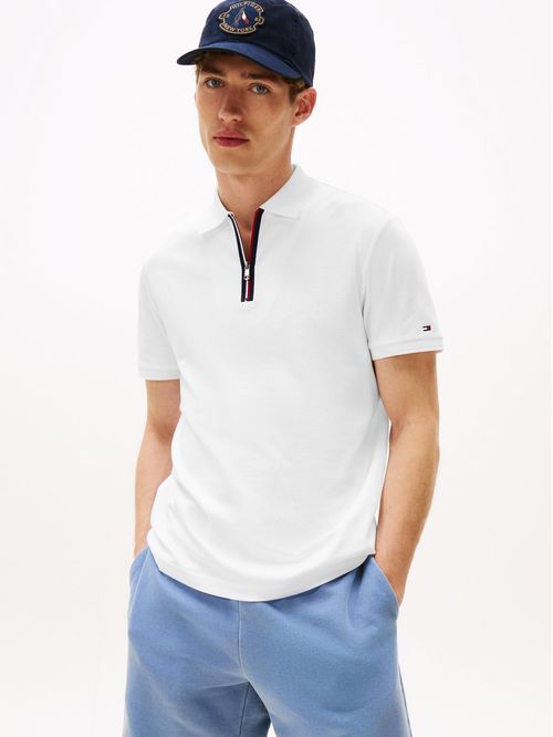 Polo blanco de corte regular con cierre de cremallera