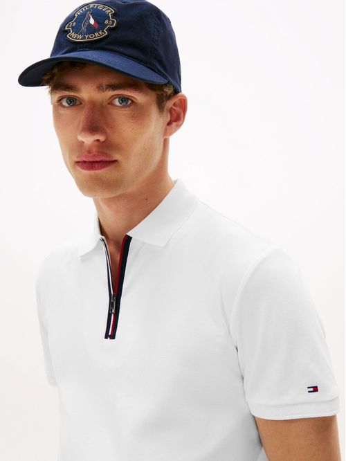 Polo blanco de corte regular con cierre de cremallera