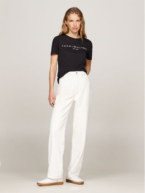 Camiseta negra con cuello redondo y logo distintivo