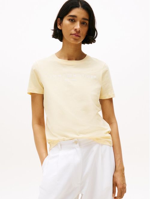 Camiseta amarilla con cuello redondo y logo distintivo