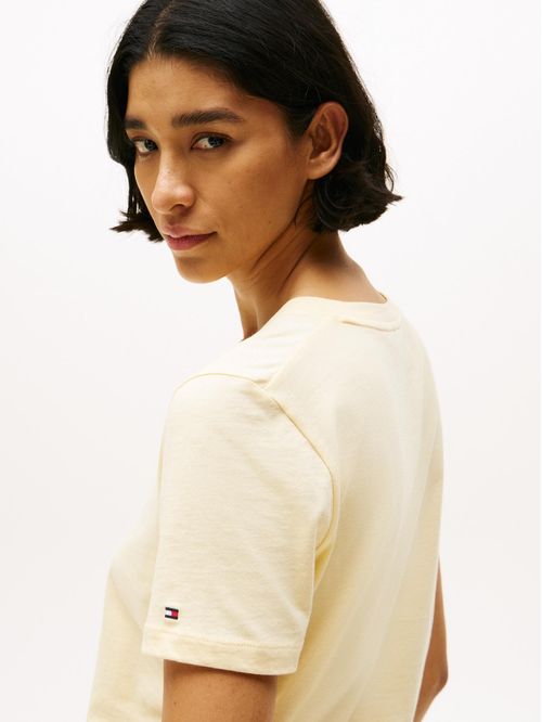 Camiseta amarilla con cuello redondo y logo distintivo