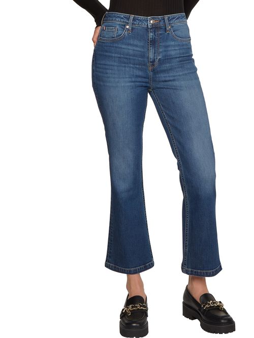 Jeans azul con corte de pescador y con logo