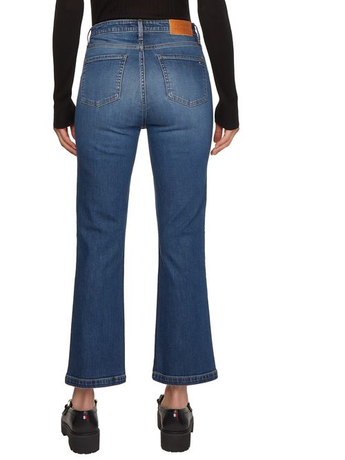 Jeans azul con corte de pescador y con logo