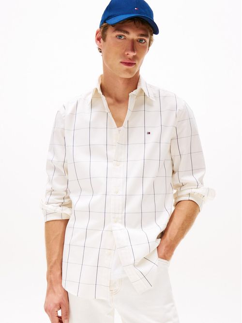 Camisa blanca de corte regular con diseño de cuadros