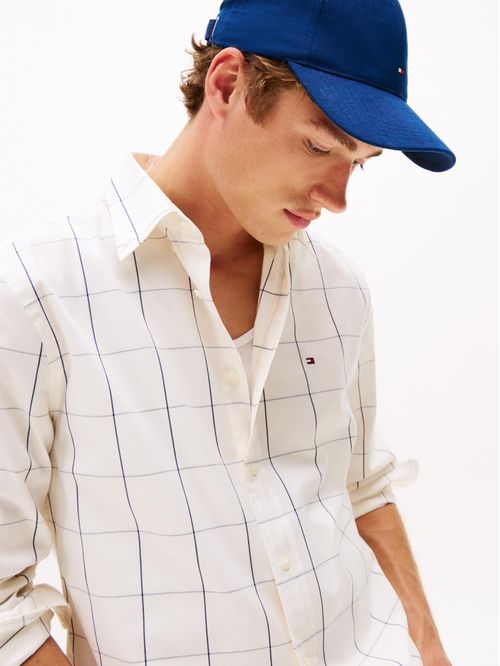 Camisa blanca de corte regular con diseño de cuadros