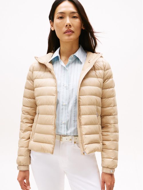 Chaqueta beige con capota acolchada de corte regular