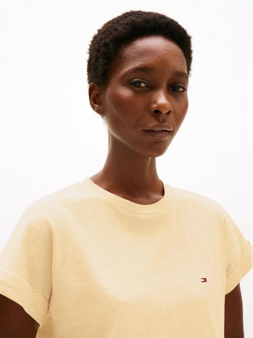 Camiseta amarilla texturizada de cuello redondo