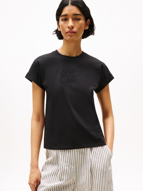 Camiseta negra de cuello redondo con logo bordado