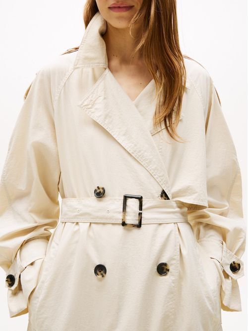 Gabardina beige ligera de corte oversize