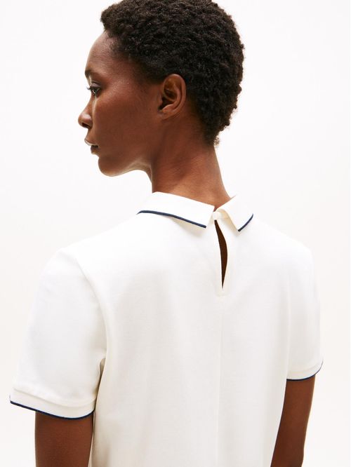 Polo blanco de corte regular con logo script