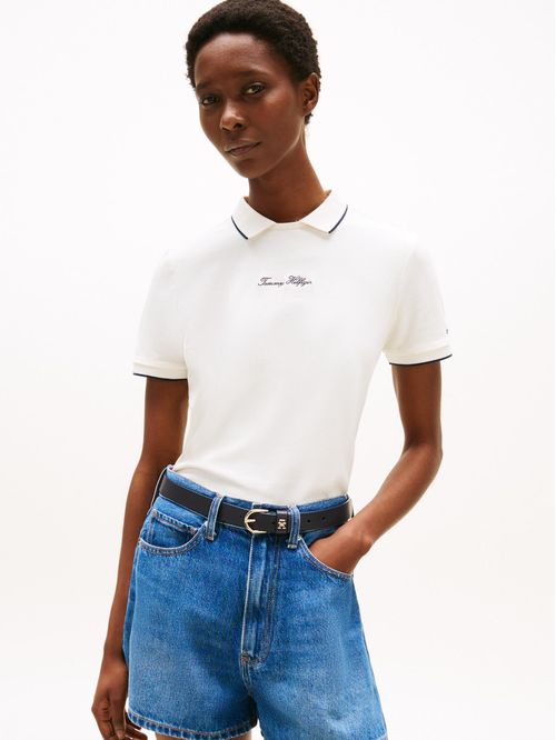 Polo blanco de corte regular con logo script