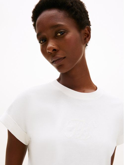 Camiseta blanca de cuello redondo con logo bordado