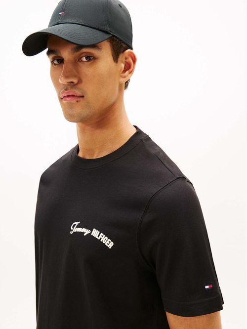 Camiseta negra de cuello redondo con logo